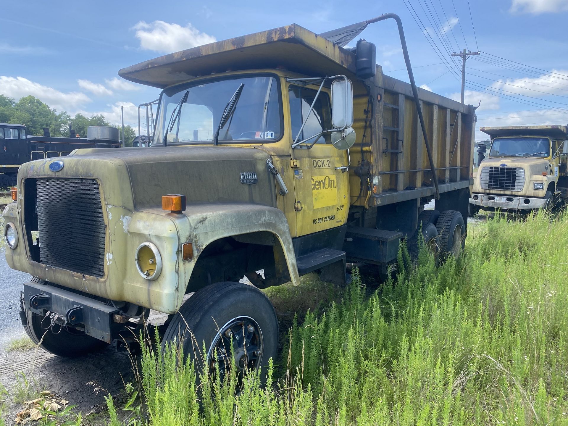 1985 FORD 8000 DUMP TRUCK, AUTOMATIC TRANSMISSION, VIN: 1FDYU80U9FVA58060, W/ TITLE (LOCATION: - Image 2 of 3