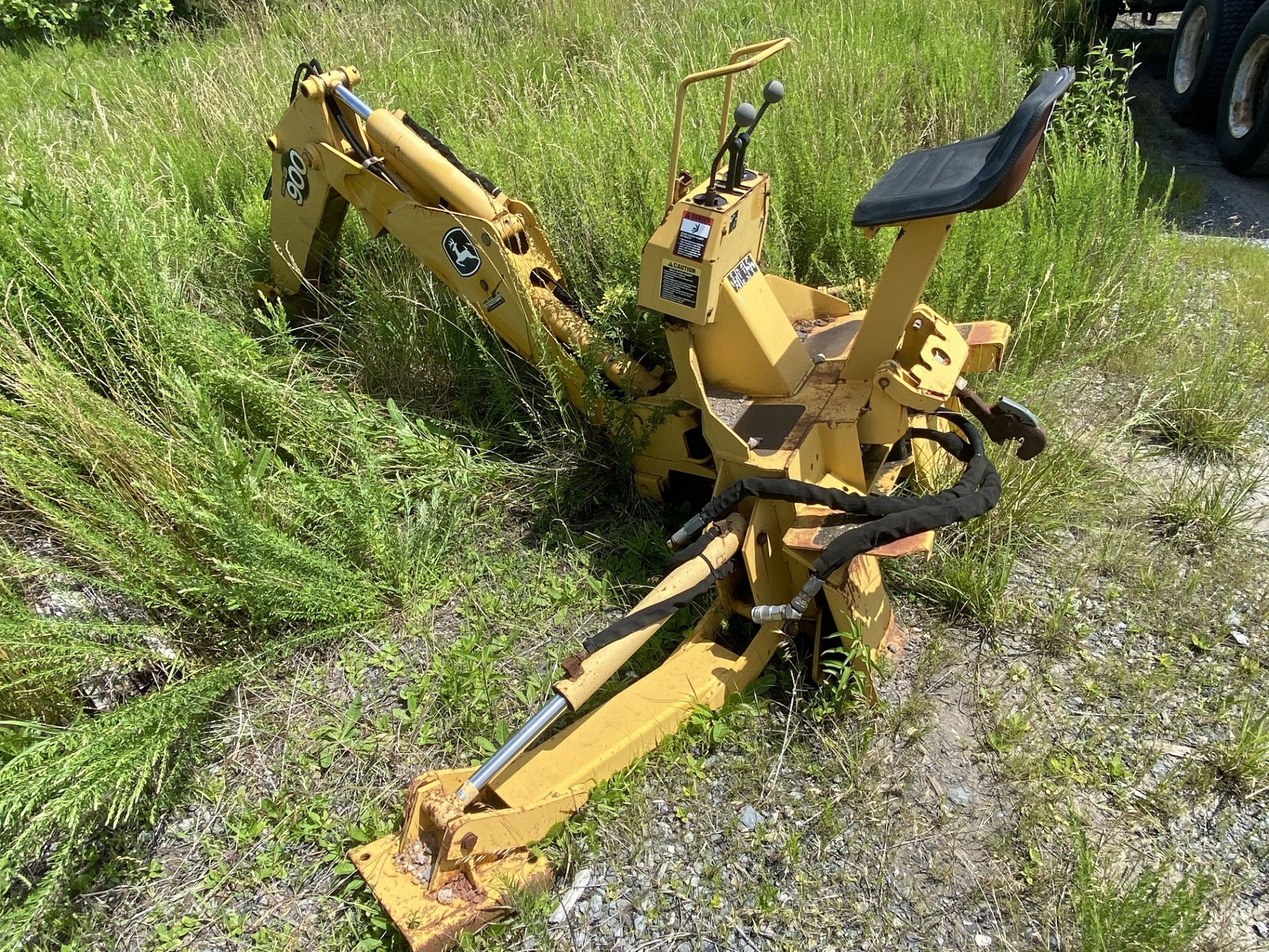 JOHN DEERE WORKSITE PRO 900 BOBCAT STYLE BACKHOE ATTACHMENT (LOCATION: CY ROAD)