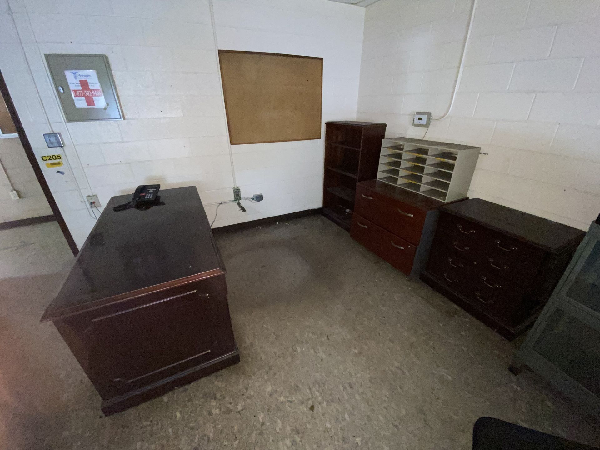 LOT - REMAINING OFFICE FURNITURE, NOTHING CONNECTED TO BUILDING (LOCATION: CY OFFICE) - Image 2 of 3