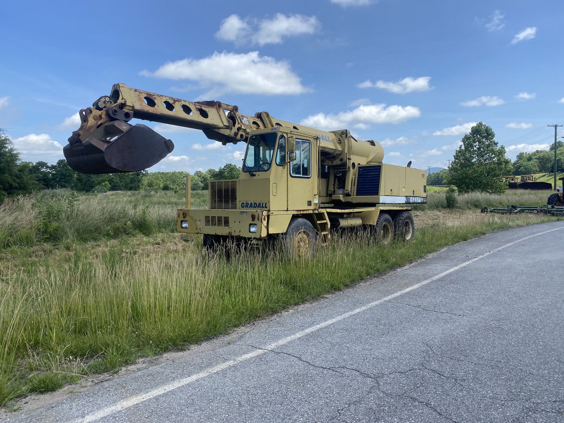 GRADALL XL4100 MOBILE EXCAVATOR, 1701 MILES, VIN: 0414203, W/ TITLE (LOCATION: CY ROAD)