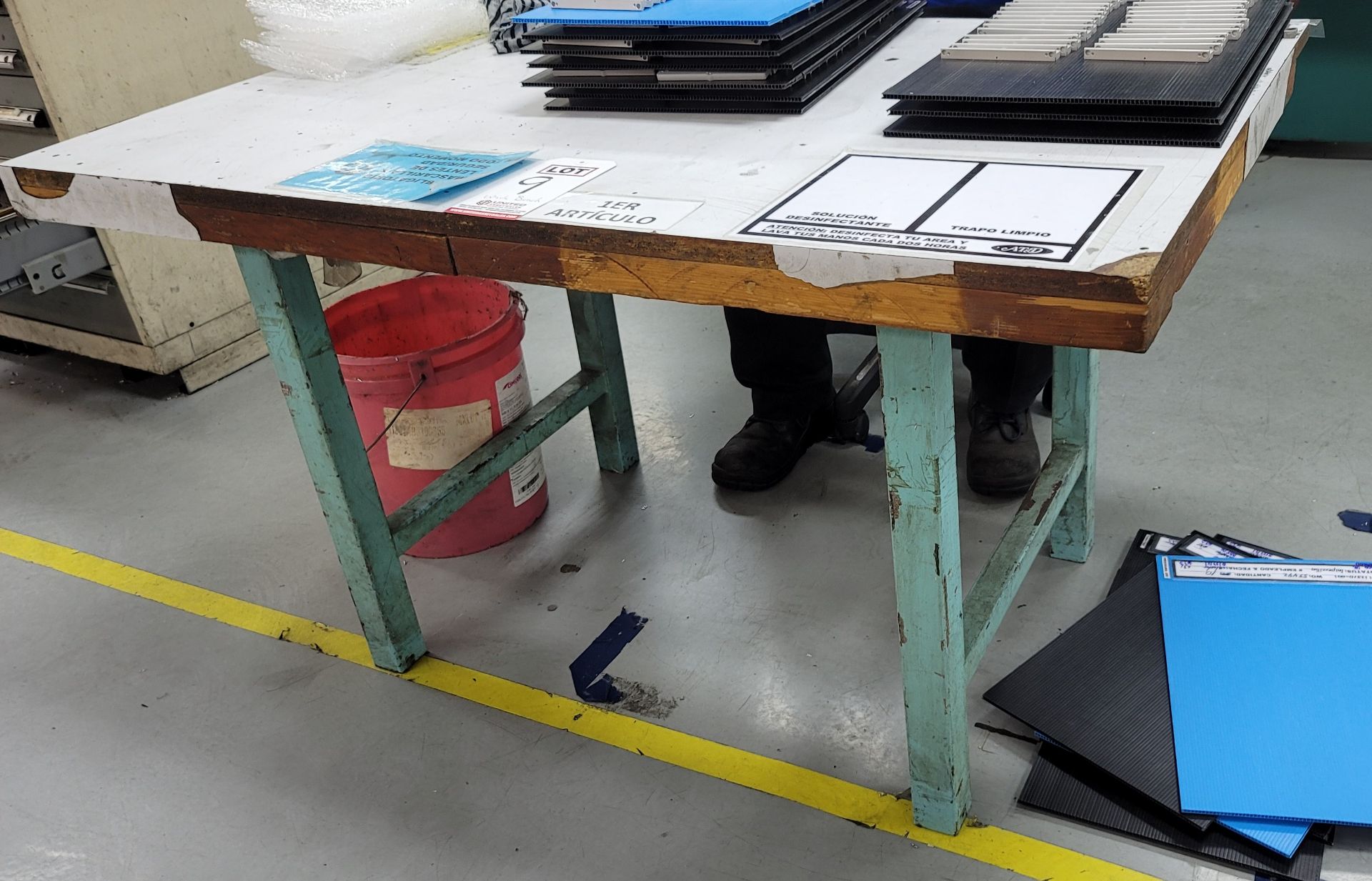 WOOD TOP TABLE, 5' X 30", CONTENTS NOT INCLUDED, **IMMEX REGISTERED EQUIPMENT (NEEDS TO RETURN TO