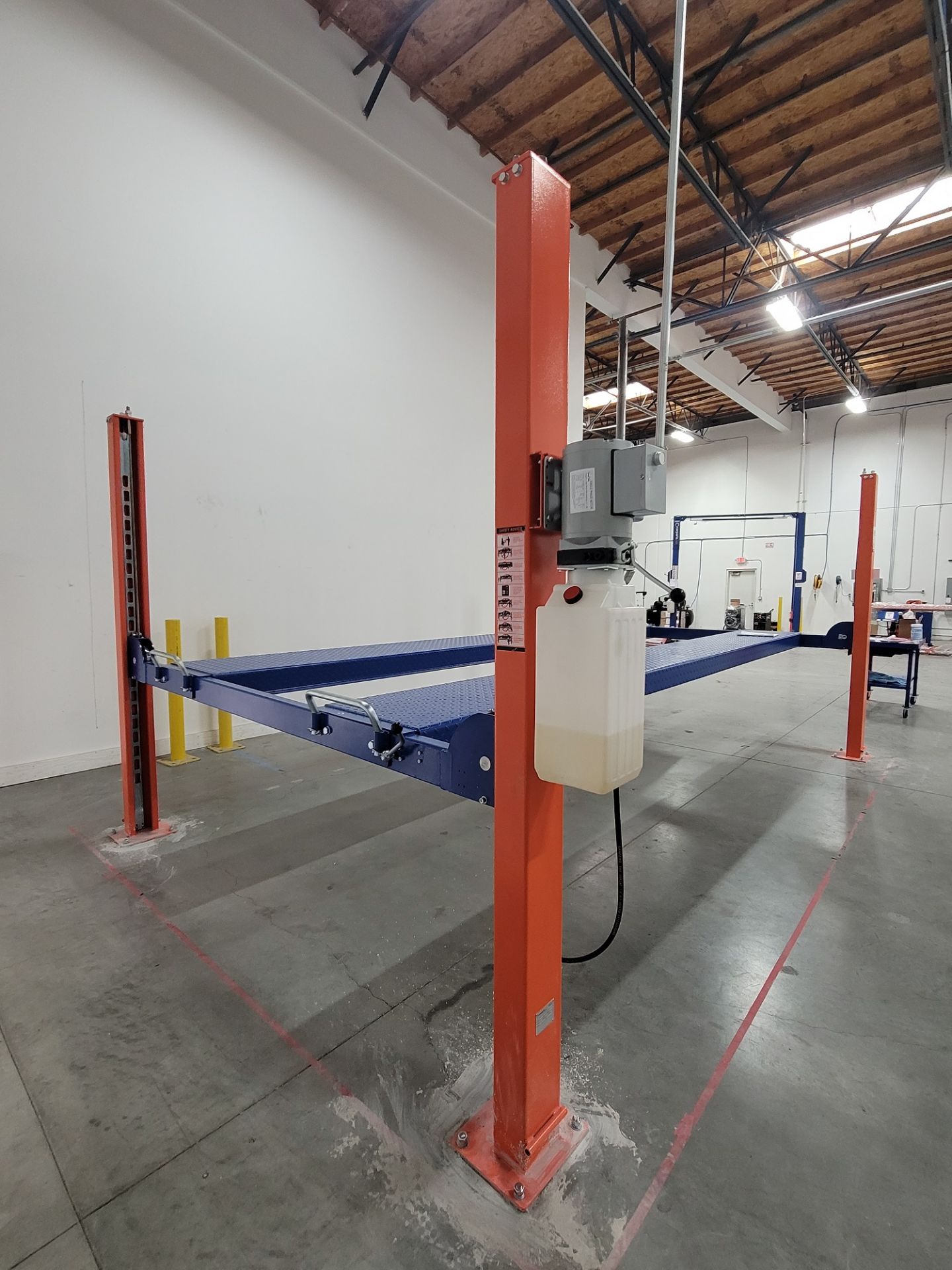 2020 EAE FOUR POST PARKING LIFT, 10,000 LB CAPACITY, MANUAL RELEASE, EAE AUTOMOTIVE EQUIPMENT CO. - Image 3 of 7