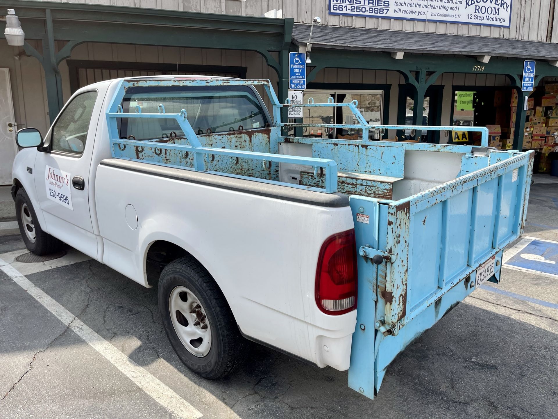 2002 FORD F-150 XL PICKUP TRUCK, 5 SPEED MANUAL, 4.2 LITER V6 ENGINE , SINGLE CAB, LIFT GATE, METAL - Image 2 of 3