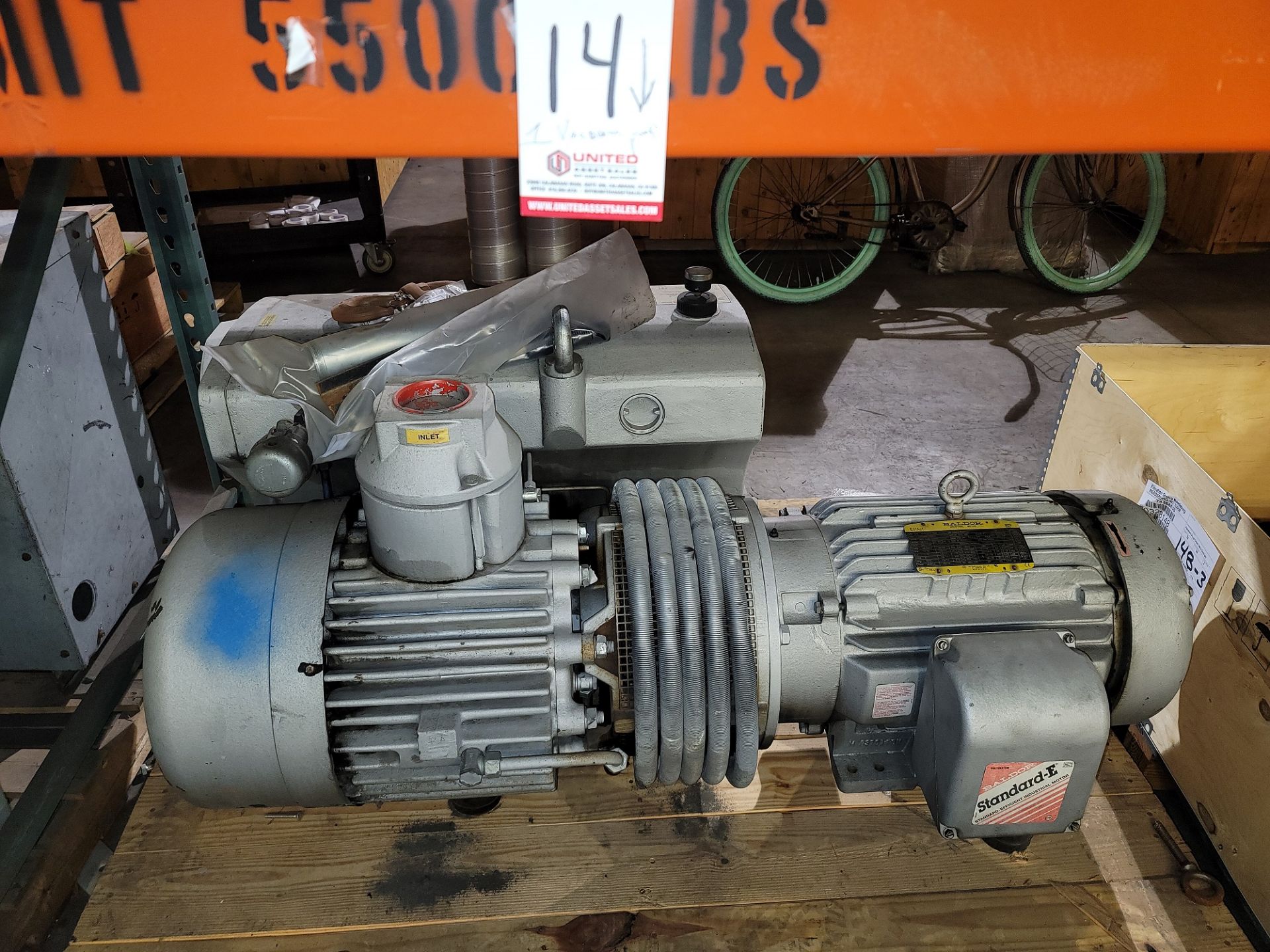 BUSCH R5 OIL LUBRICATED ROTARY VANE VACUUM PUMP, W/ 15 HP MOTOR, TYPE: RA0400.B033.1004, S/N