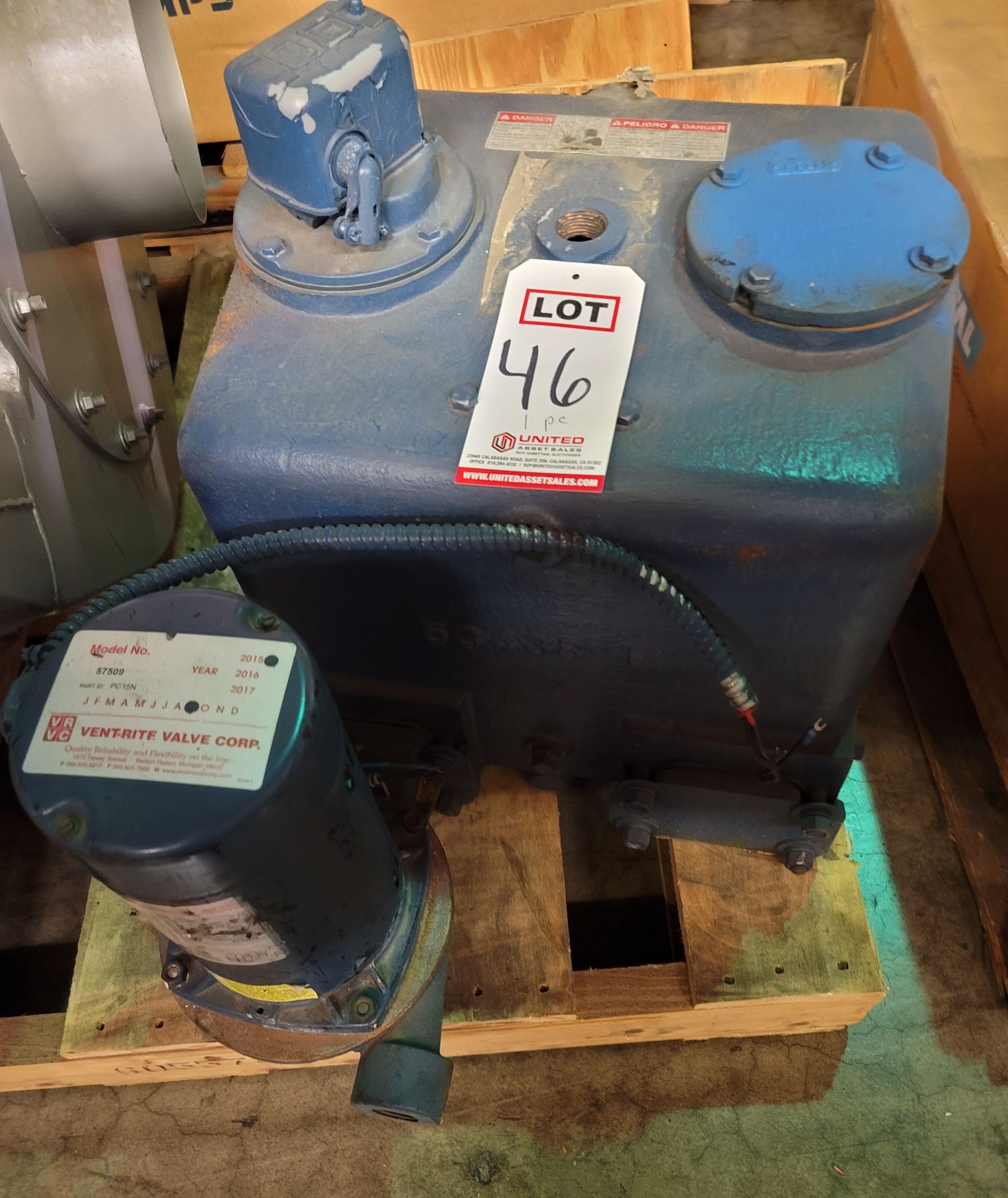 HYDRAULIC TANK W/ VENT-RITE VALVE (LOCATION: MAINTENANCE WH)