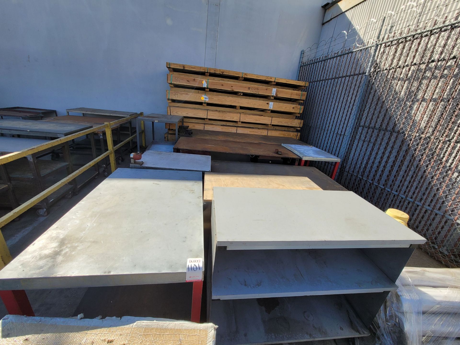 LOT - APPROX. (11) PIECES/GROUPING OF METAL TABLES AND CARTS, THIS LOT CONTAINS (2) POTENTIAL
