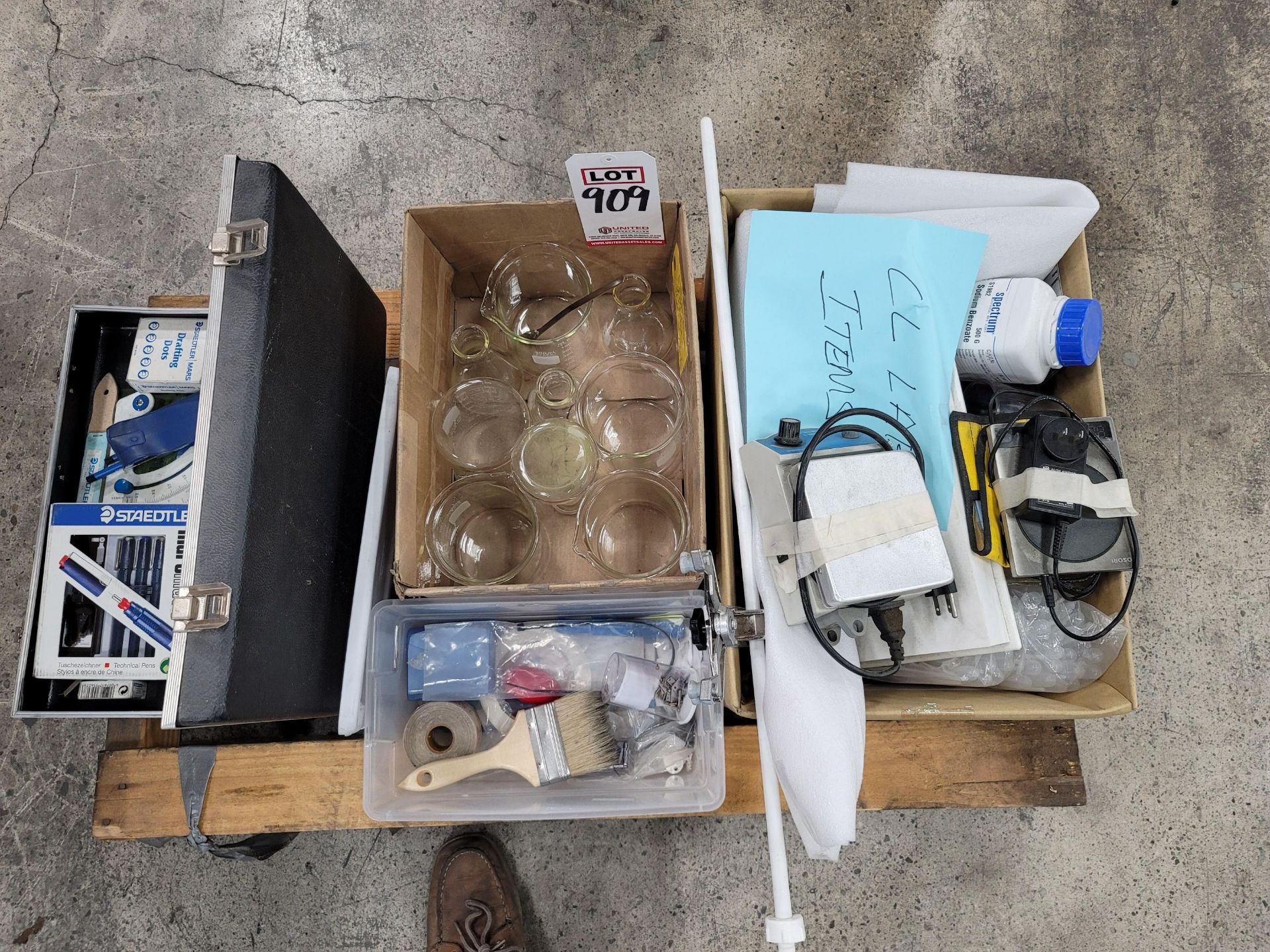 LOT - SMALL PALLET OF MISC. LABWARE ITEMS: GLASSWARE, DRAFTING SUPPLIES, ETC.