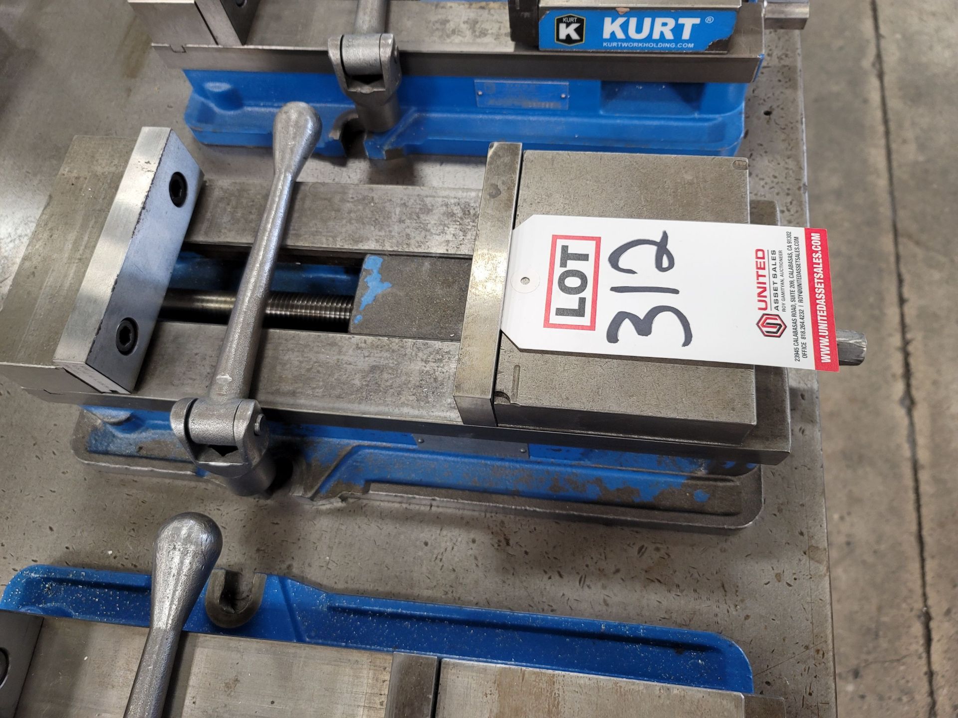 KURT 6" ANGLOCK MACHINE VISE, MODEL D688