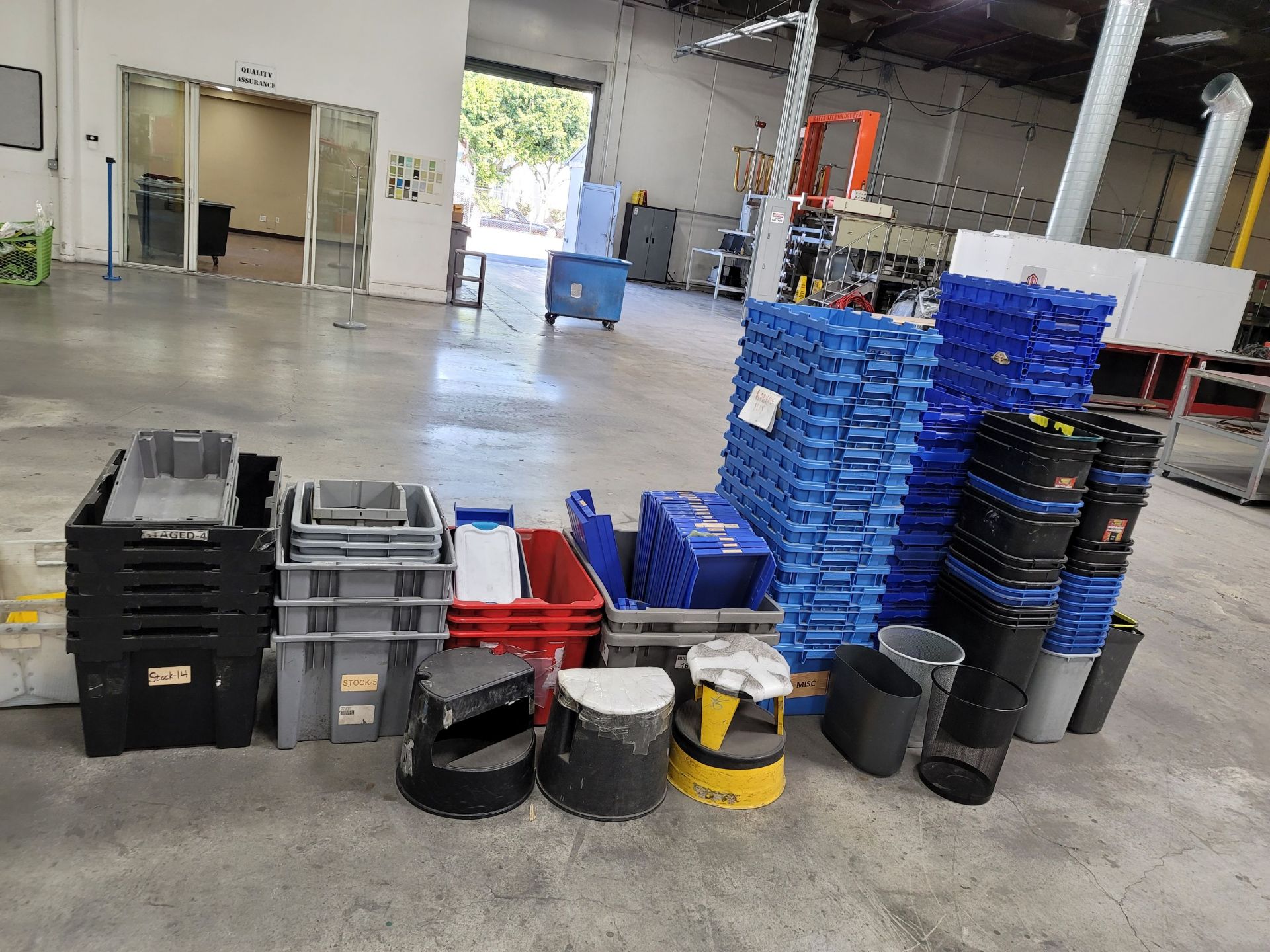 LOT - STACKABLE PLASTIC TUBS/BINS, VARIOUS SIZES, TRASH CANS, STEP STOOLS, ETC. - Image 3 of 3