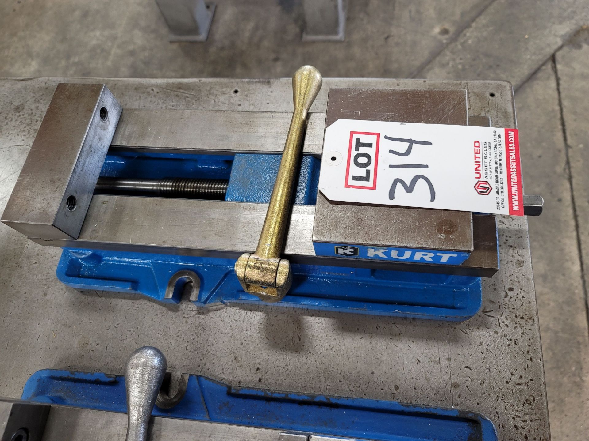 KURT 6" ANGLOCK MACHINE VISE, MODEL D688