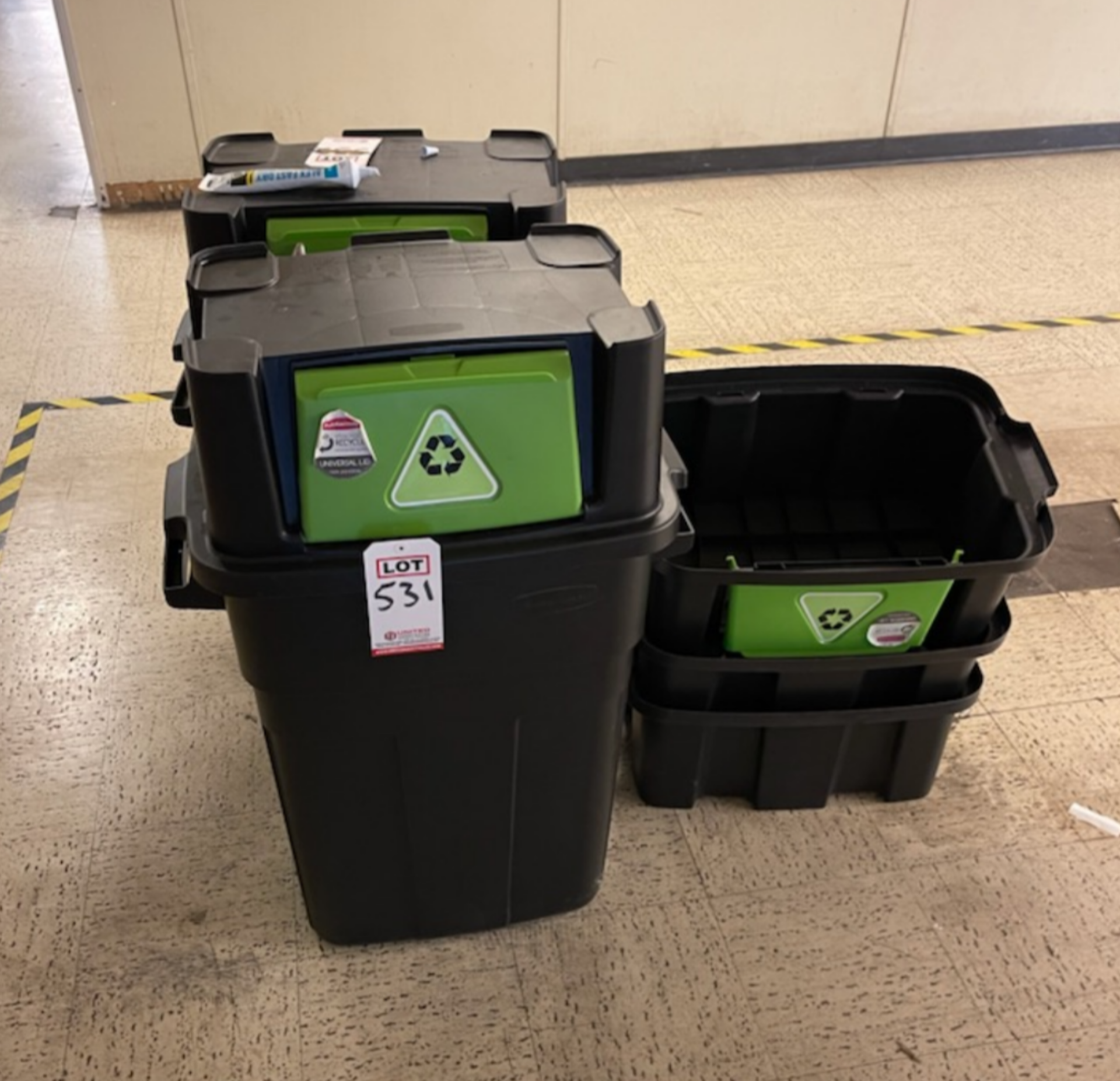 LOT - RECYCLE BINS