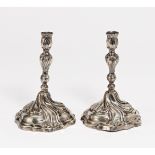 PAAR LEUCHTER MIT BALUSTERSCHAFT. Wohl Augsburg. Silber. Ca. 542g. H. 1 x 19,5cm. BZ Augsburg (?),