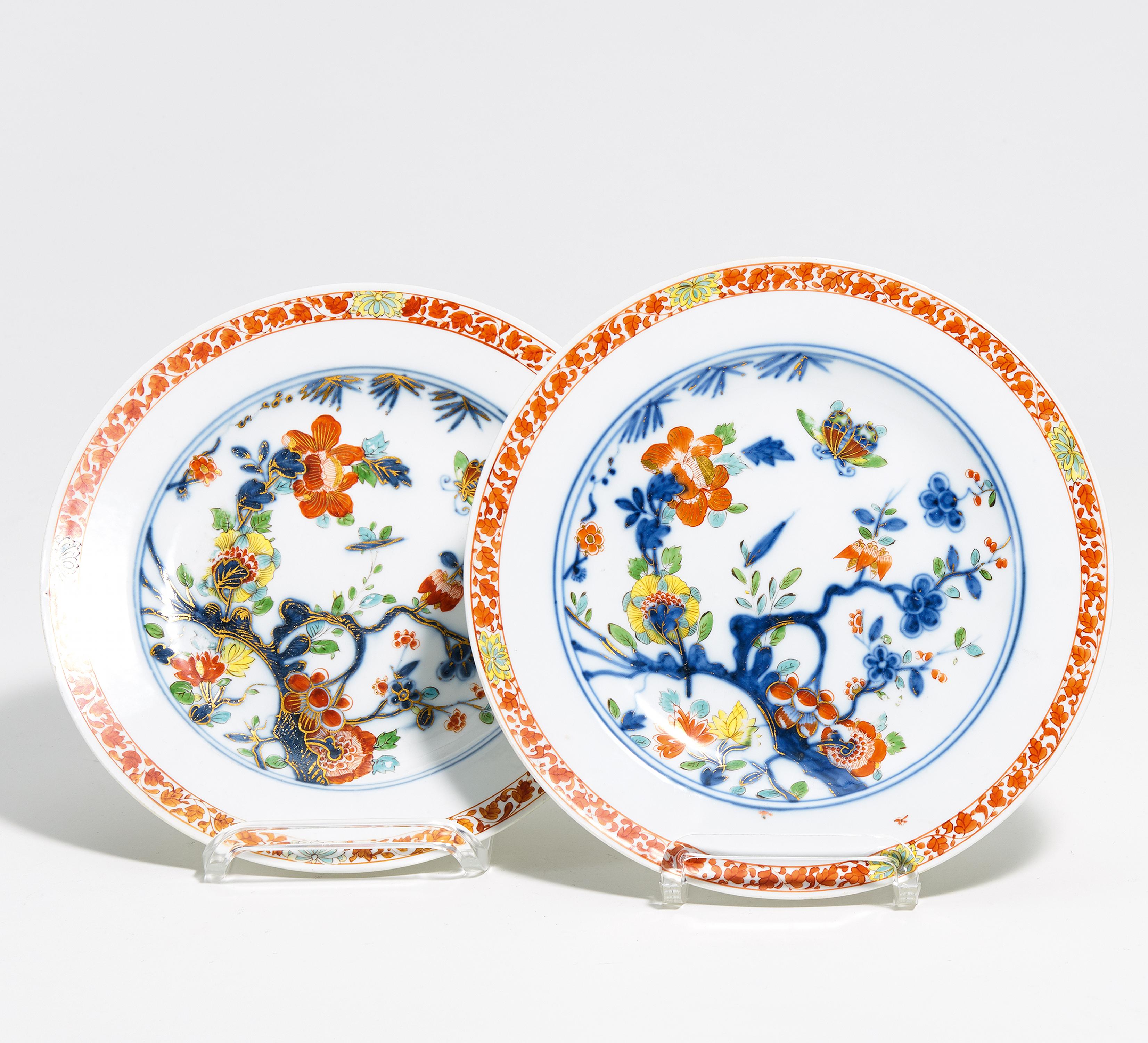 ZWEI TELLER MIT ASIATISCHEM DEKOR. Meissen. Porzellan, farbig und gold staffiert. ø 22cm.