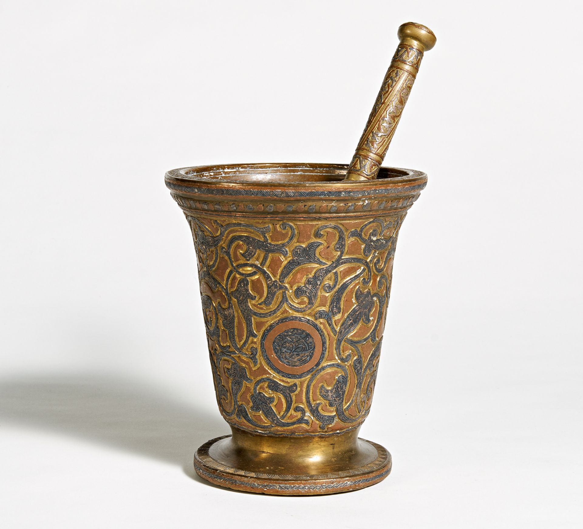 GROßER MÖRSER MIT RELIEFDEKOR. Bronze. H.24,cm, ø21,5cm. Zustand B. Provenienz:Sammlung Horst