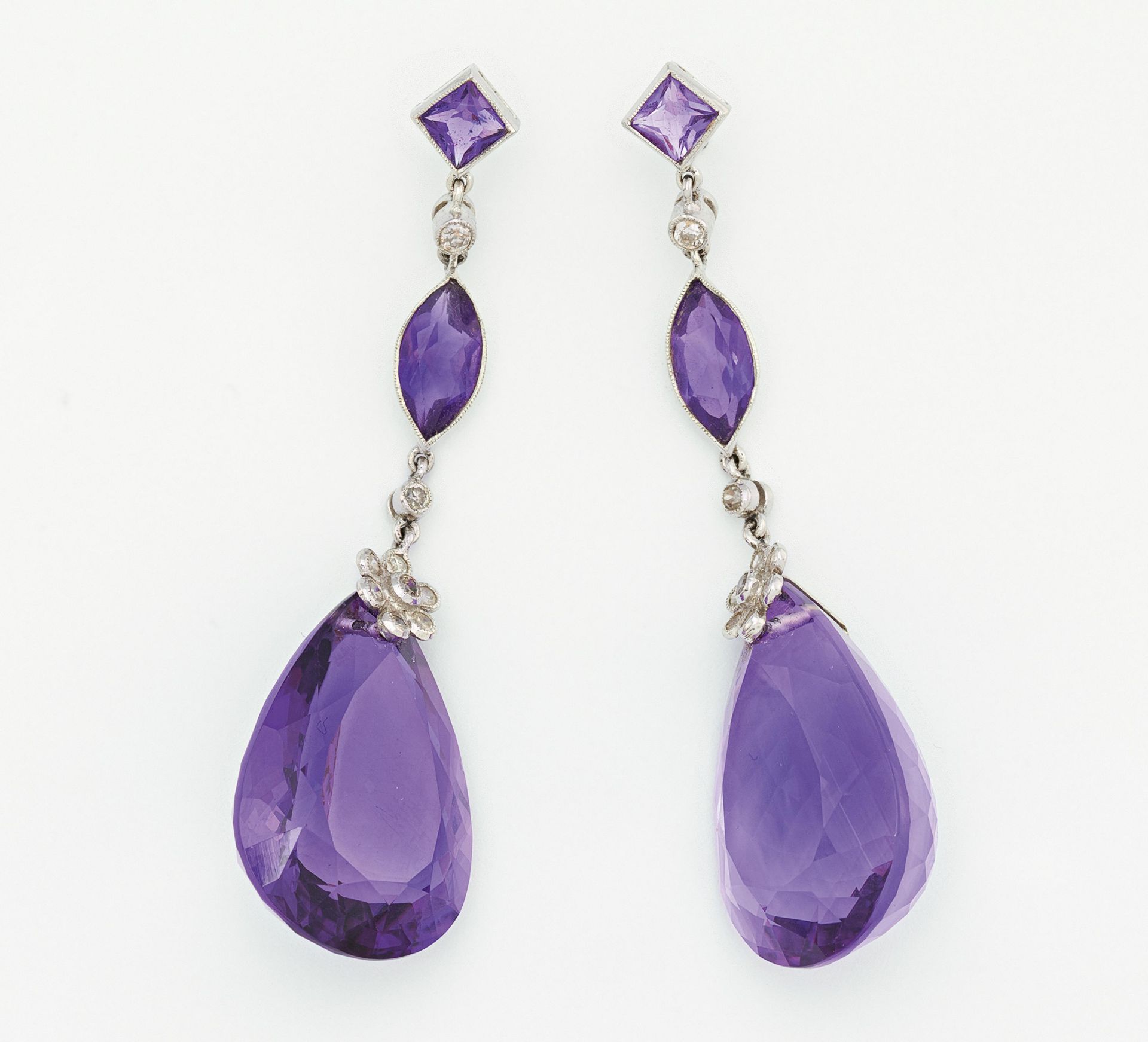 AMETHYST-OHRHÄNGER. 750/- Weißgold, Punze, Gesamtgewicht: ca. 13,5 g. Länge 6,0 cm. 16 kleine