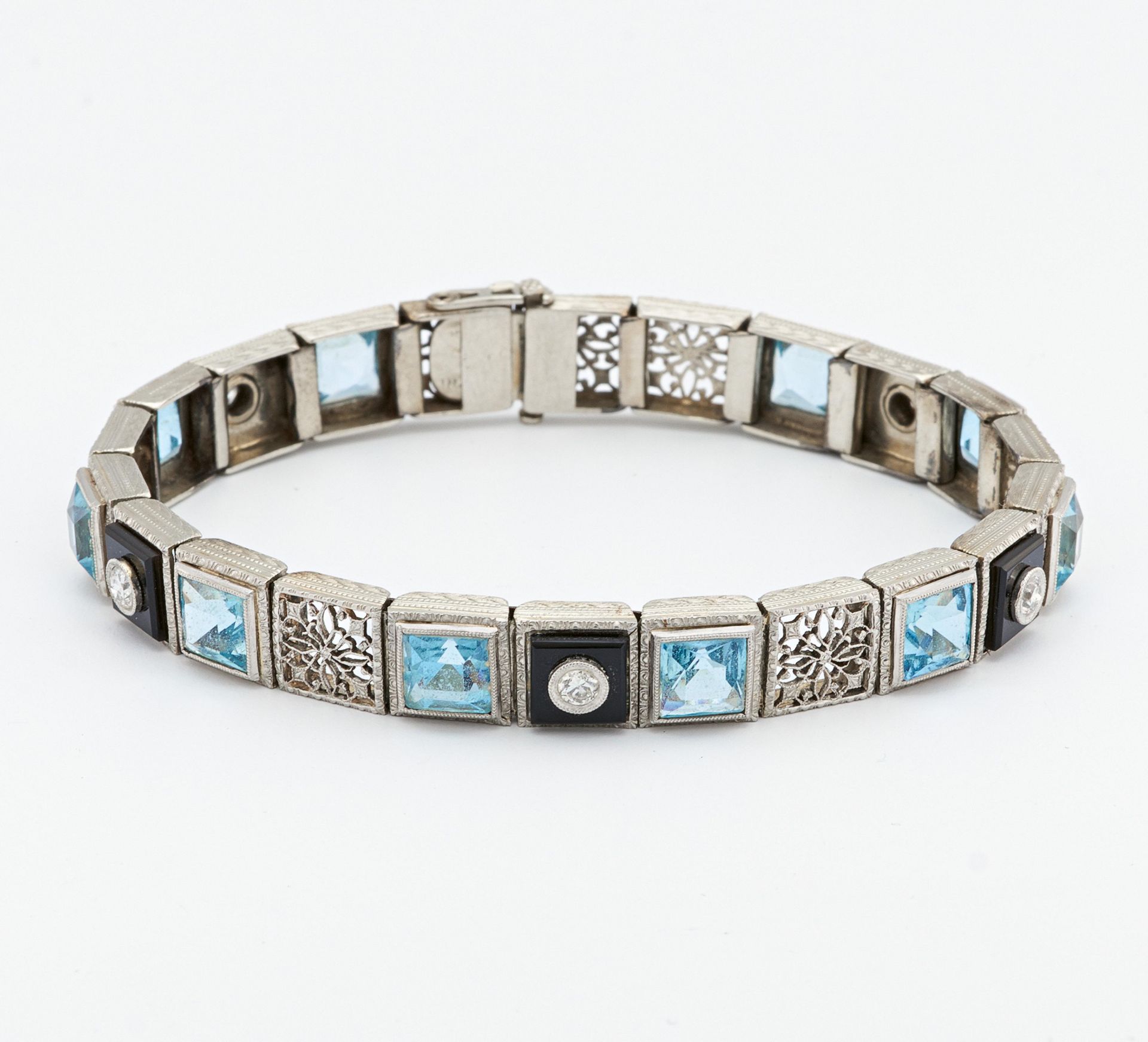 FARBSTEIN-DIAMANT-ARMBAND. Um 1910. 585/- Weißgold, Punze, Gesamtgewicht: ca. 22,0 g. Länge 17,5 cm.