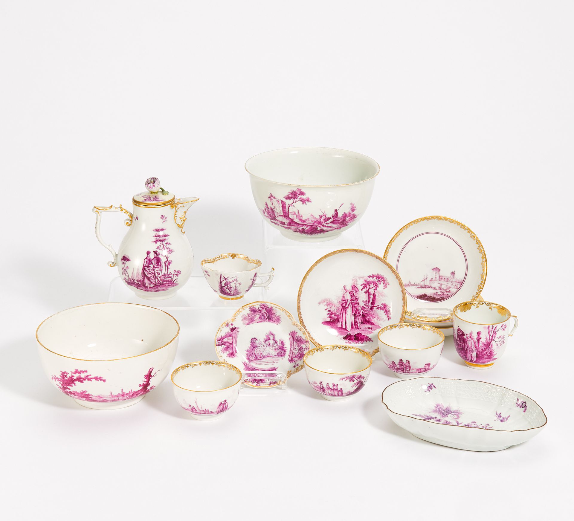 12 TEILE MIT DEKOR IN PURPUCAMAIEU. Meissen. Porzellan, purpurn und gold dekoriert. Bestehend aus: