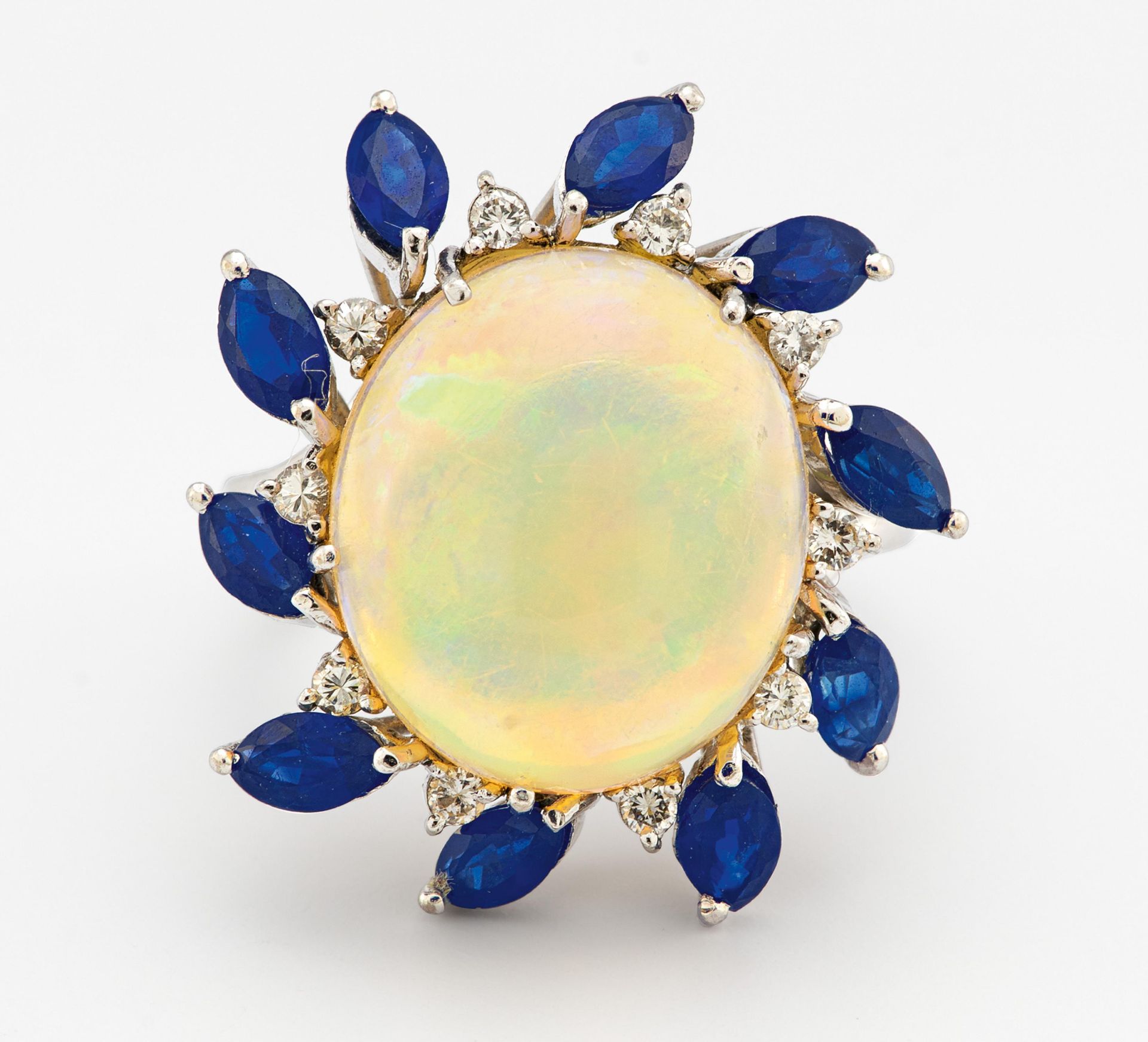 OPAL-SAPHIR-RING. 750/- Weißgold, Punze, Gesamtgewicht: ca. 10,5 g. EU-RM: 55. 10 kleine Diamanten Ø