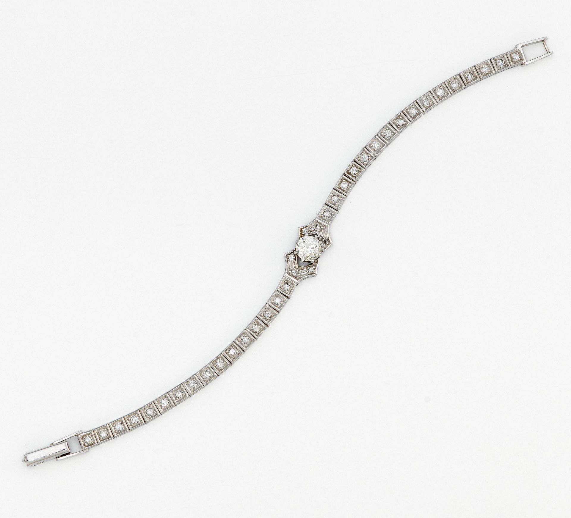 DIAMANT-ARMBAND. Deutschland. Platin, Gesamtgewicht: ca. 9,0 g. 13,5 cm. Ca. 38 kleine Diamanten Ø