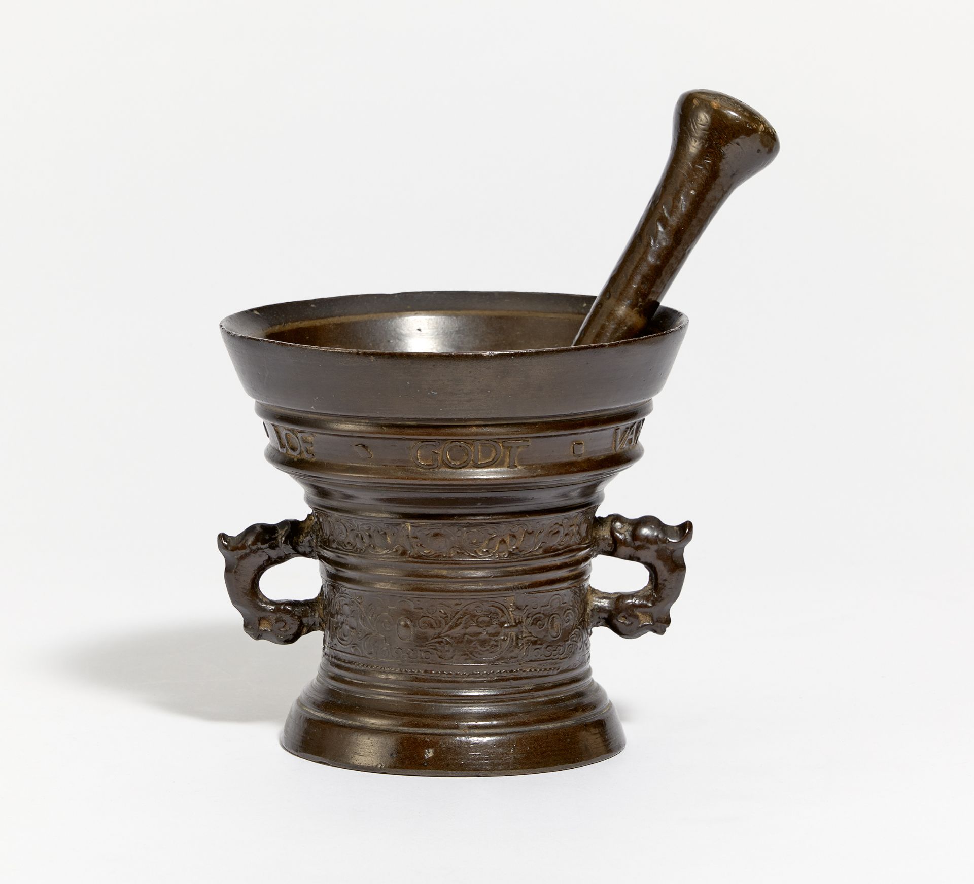 MÖRSER MIT PISTILL. Datiert 1653. Bronze. H. 14,5, ø 16/ Pistill L. 23,5cm. Zustand B.