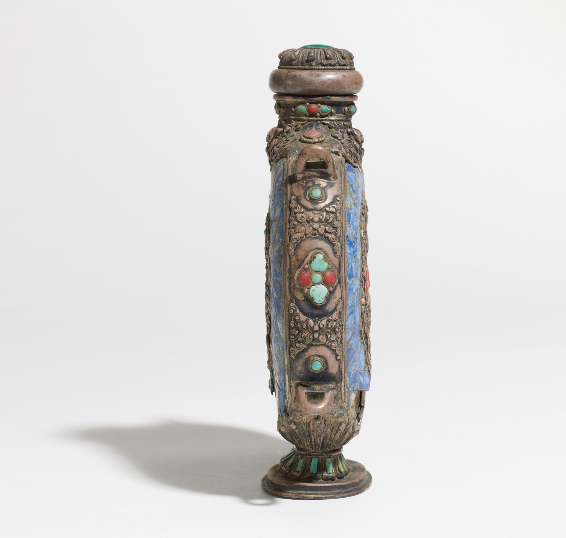 A PILGRIM BOTTLE WITH THE ASHTAMANGALA. Tibet / Mongolia. 19th-20th c. Silver in repoussé, lapis- - Image 3 of 4