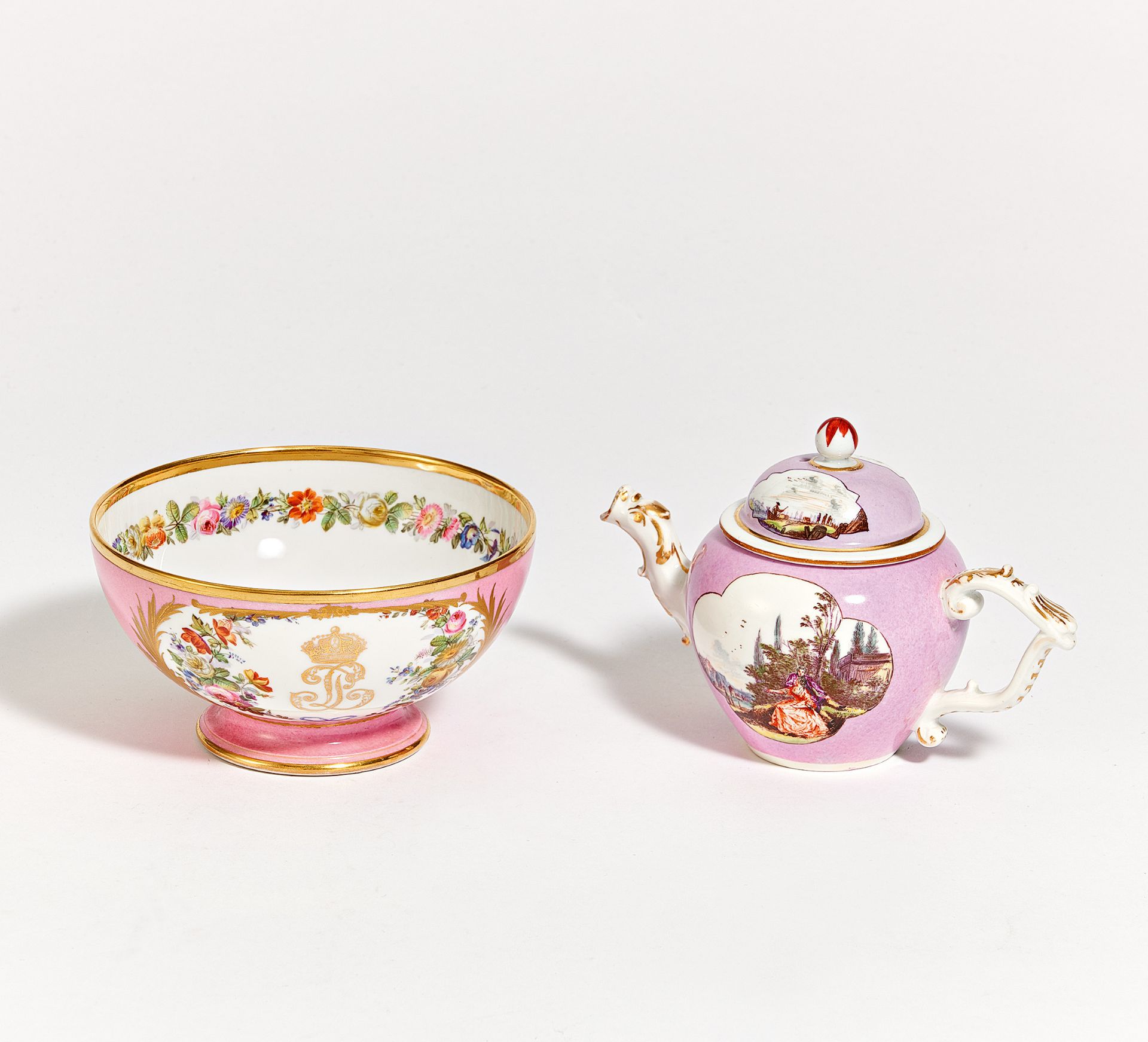 KLEINE TEEKANNE UND KUMME MIT ROSÉFOND. Meissen & Sèvres. Porzellan, farbig und gold dekoriert. H.