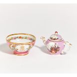 KLEINE TEEKANNE UND KUMME MIT ROSÉFOND. Meissen & Sèvres. Porzellan, farbig und gold dekoriert. H.