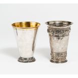 2 STANGENBECHER. Silber mit Innenvergoldung. Ca. 658g. H.16,5/16cm. Undeutlich gemarkt. Zustand B/C.