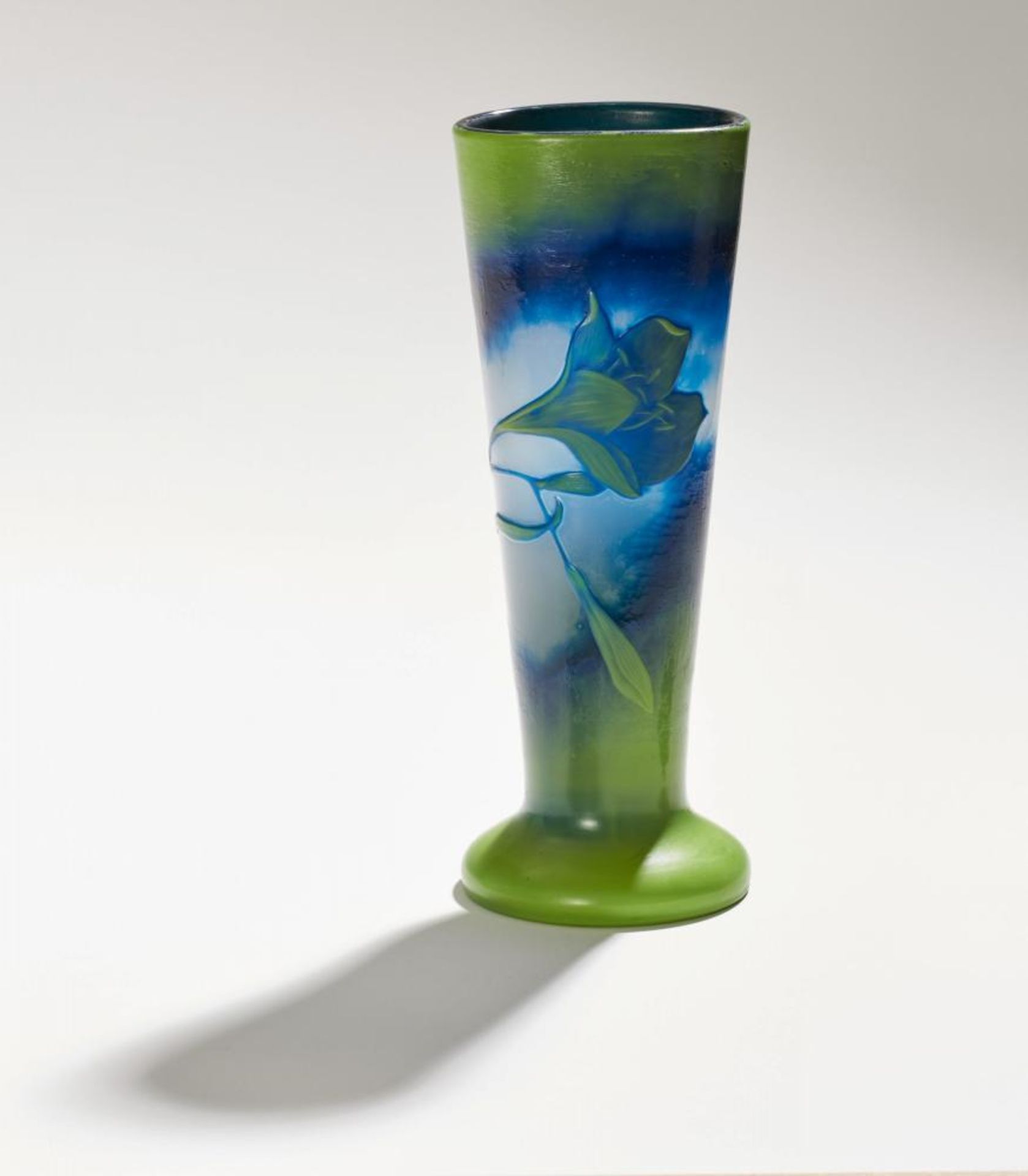 KLEINE VASE MIT KROKUSSEN. Paris. Wohl um 1900. Verrerie de la Paix. Jules Mabut. Farbloses Glas mit - Image 3 of 4