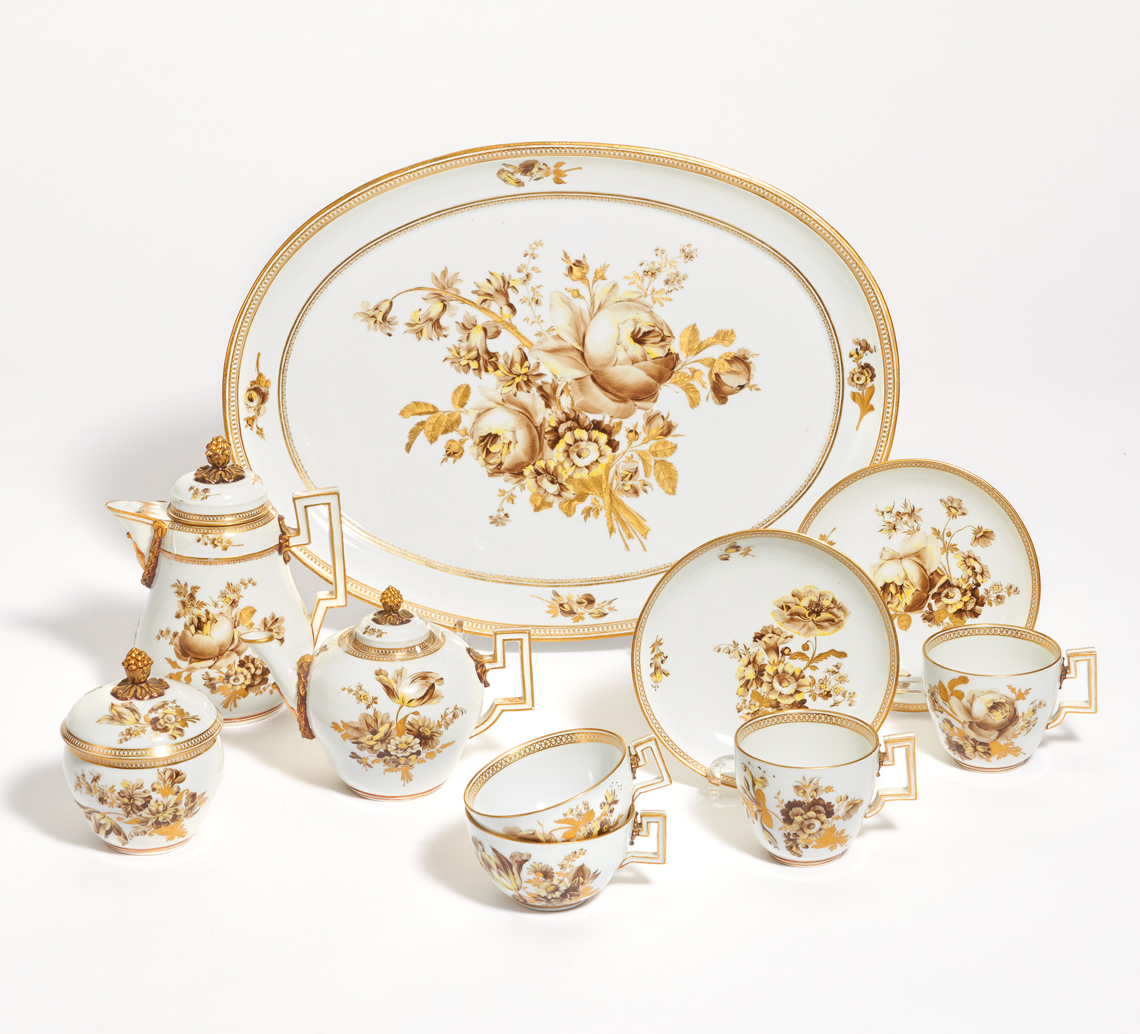 KLEINES KAFFEE- UND TEESERVICE MIT SEPIA-BOUQUETS. Meissen. Porzellan, farbig und gold staffiert. 10