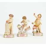 3 DEVISENKINDER. Meissen. Porzellan, farbig und gold staffiert. H.18/14,5/14cm. Schwertermarke.