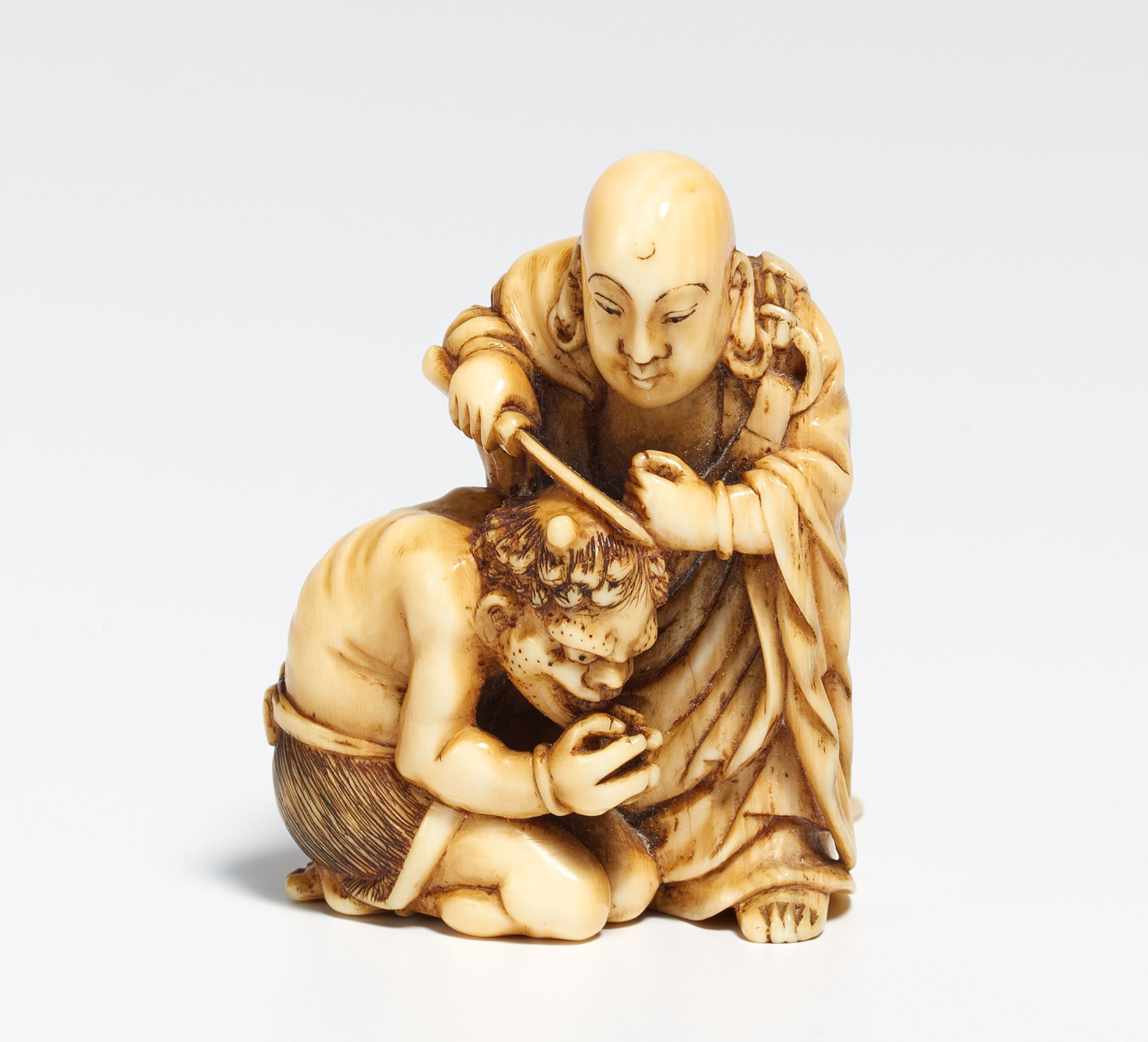 NETSUKE OF A PRIEST CUTTING THE HORN OF AND ONI. Japan. 19th c. Ivory, finely carved. At the back - Bild 2 aus 2