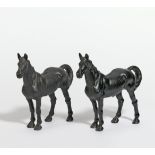 2 PFERDEFIGUREN ALS SPARDOSE. Metall, schwarz gefasst. H.24, L.27cm. Zustand B/C. Voraussichtliche