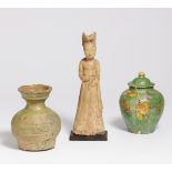 FIGURE OF A LADY AND TWO JARS. China. Han- (206 BC-220 AD) und Tang dynasty (618-907). Ceramic