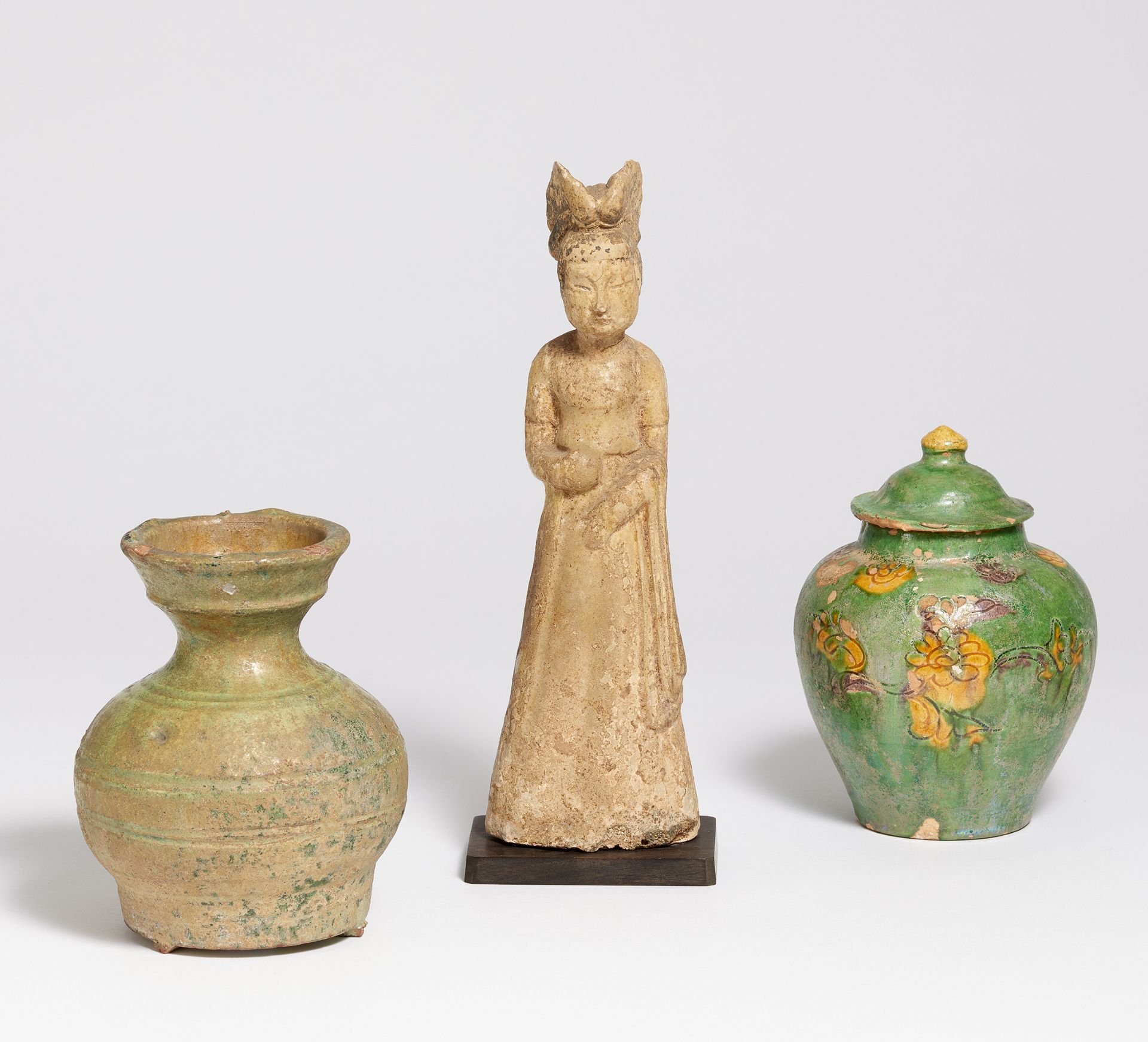 FIGURE OF A LADY AND TWO JARS. China. Han- (206 BC-220 AD) und Tang dynasty (618-907). Ceramic