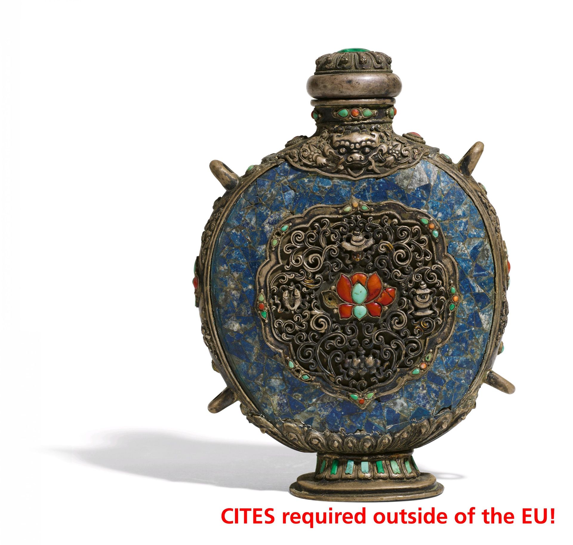 A PILGRIM BOTTLE WITH THE ASHTAMANGALA. Tibet / Mongolia. 19th-20th c. Silver in repoussé, lapis-