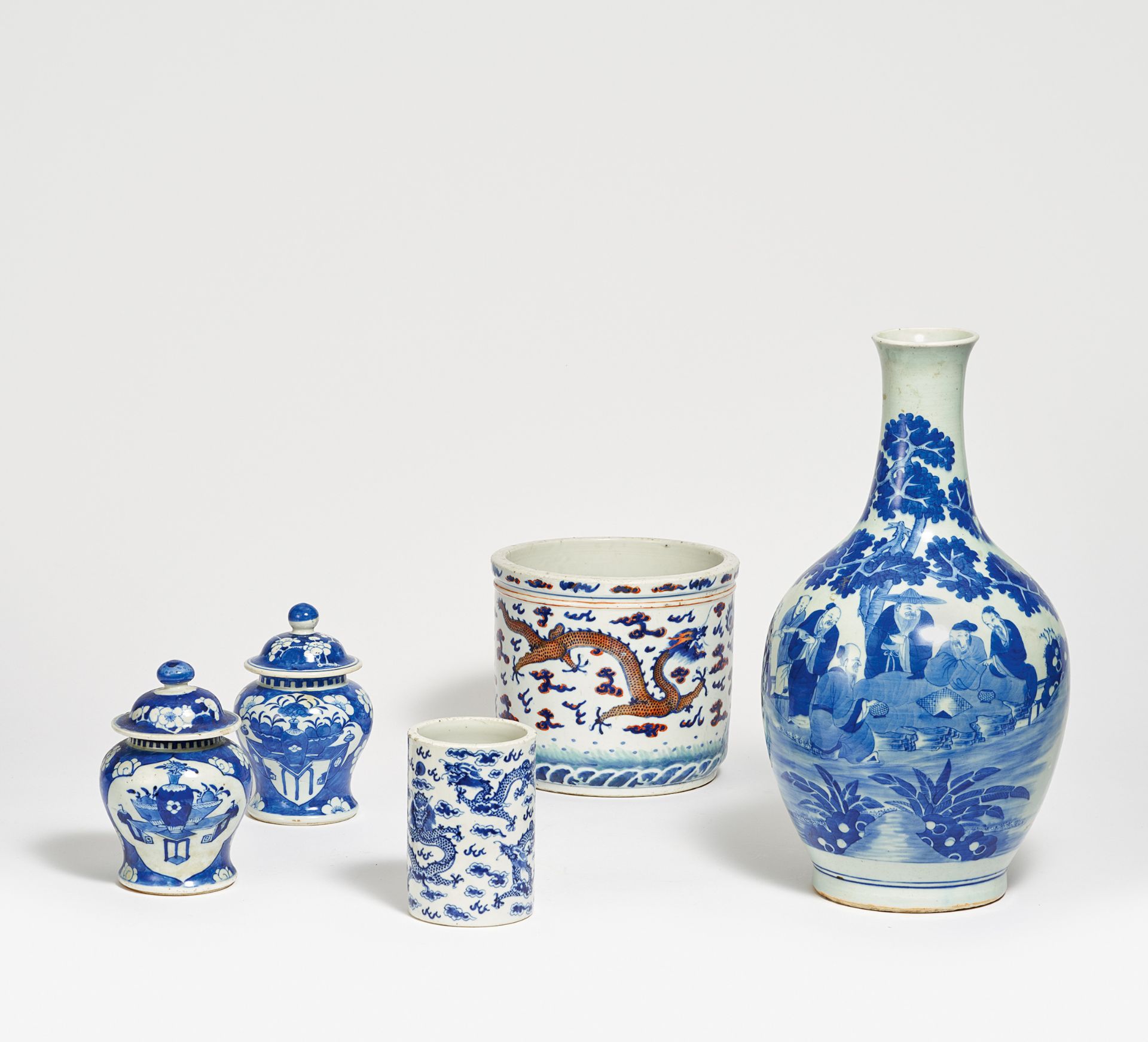 FIVE UNDERGLAZE BLUE PAINTED PORCELAIN PIECES. China. 19th-20th c. Porcelain. a) Brush pot with