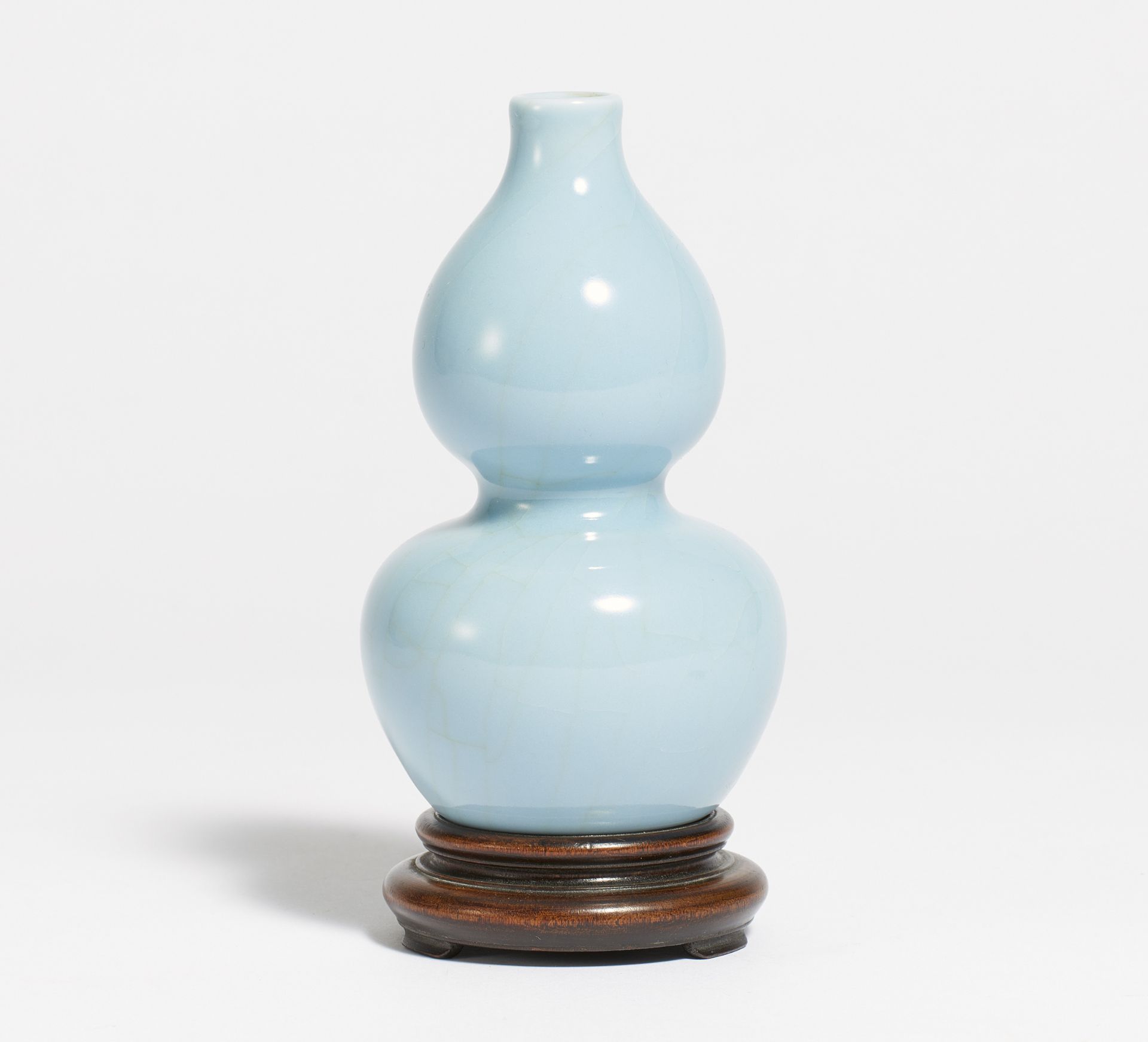 GOURD VASE. China. Porcelain. Light blue glaze with large craquelure. Dark footring. H.13cm.