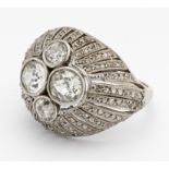 DIAMANT-RING. Jugendstil. Platin, getestet, Gesamtgewicht: ca. 7,0 g. EU-RM: 51. Viele kleine