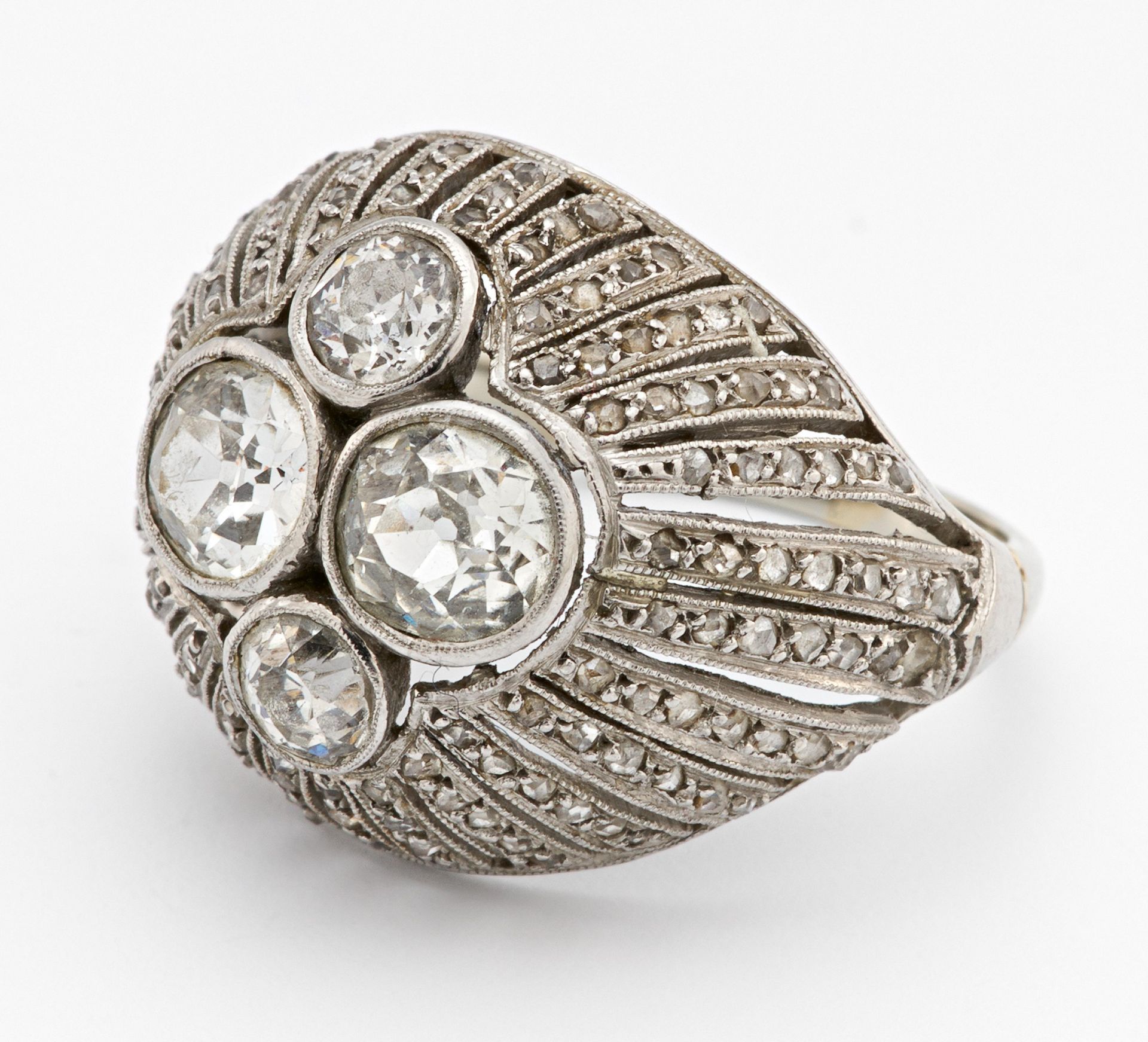 DIAMANT-RING. Jugendstil. Platin, getestet, Gesamtgewicht: ca. 7,0 g. EU-RM: 51. Viele kleine