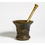 GROßER MÖRSER MIT ZIERFRIES. Bronze. H.29cm, ø33cm. Zustand B/C. Provenienz:Sammlung Horst Jouy.