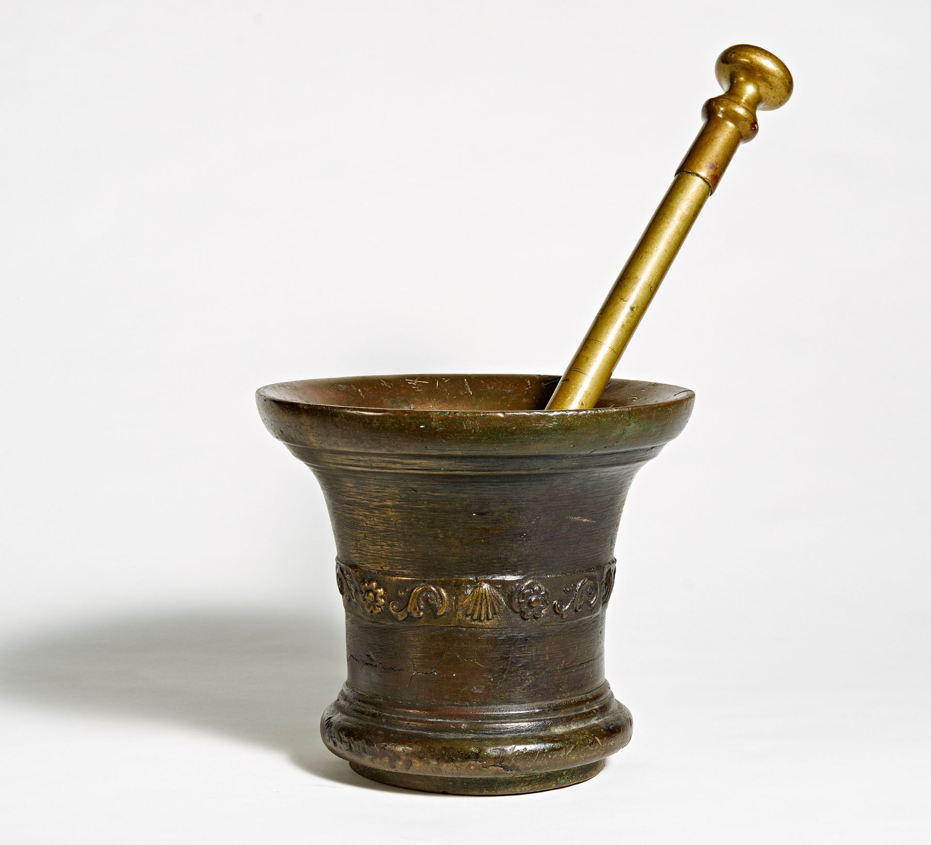 GROßER MÖRSER MIT ZIERFRIES. Bronze. H.29cm, ø33cm. Zustand B/C. Provenienz:Sammlung Horst Jouy.