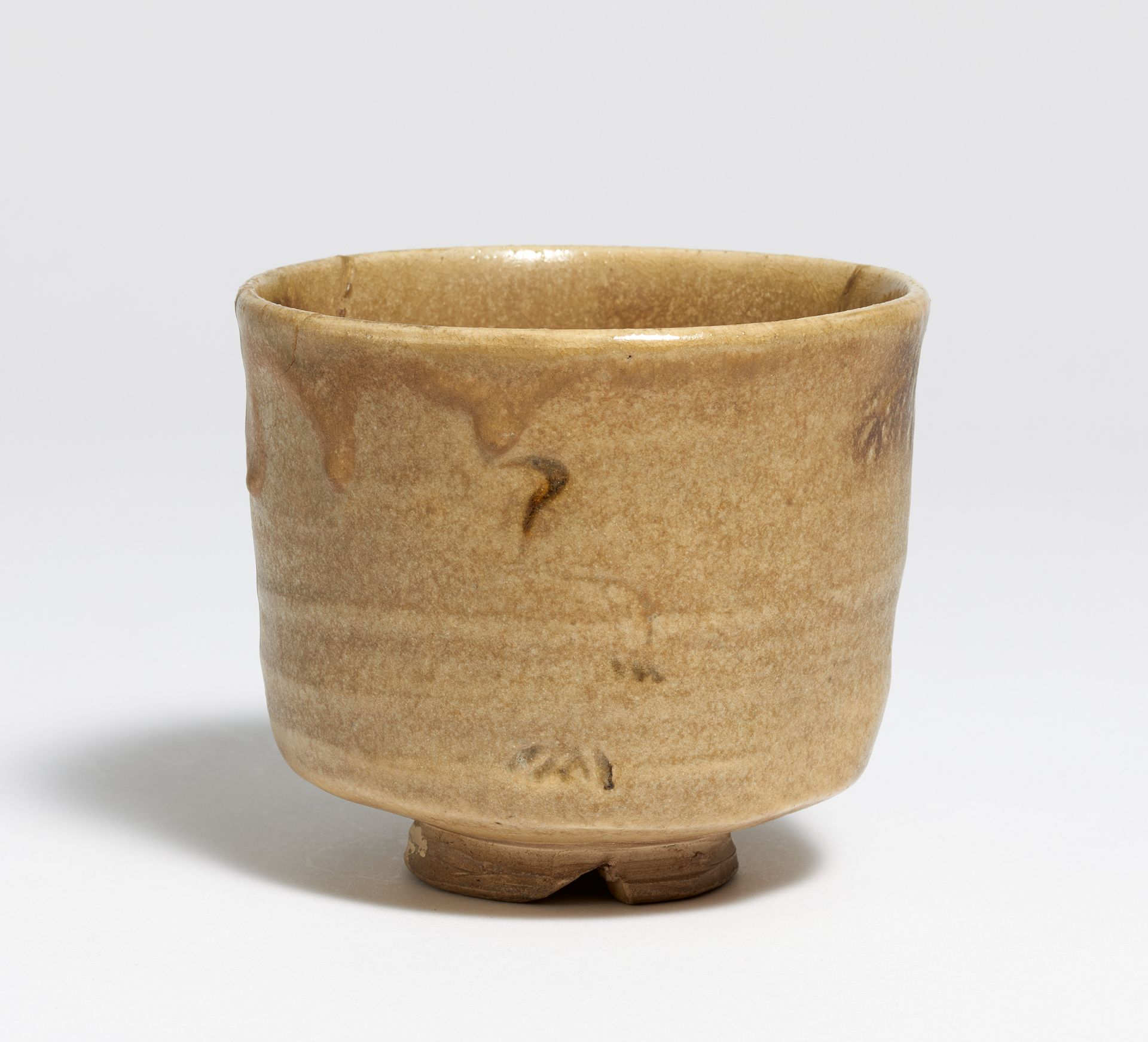 KI SETO TEA BOWL (CHAWAN). Japan. 17th-18th c. Light-colored body, covered with greenish yellow,