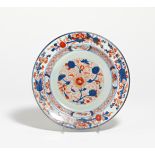 IMARI PLATE WITH FLORAL DECOR. China. Qing Dynasty. 18th c. Export porcelain. Underglaze blue and