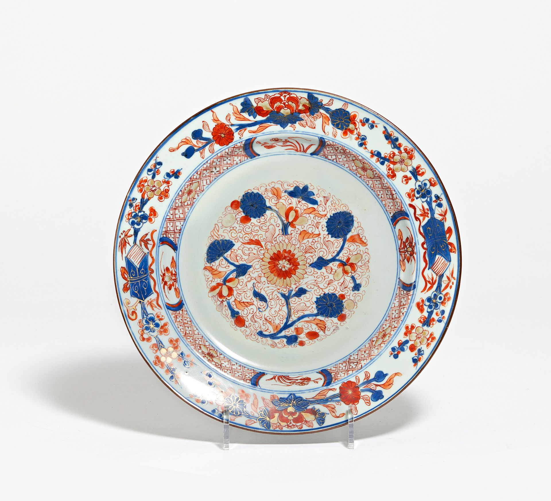 IMARI PLATE WITH FLORAL DECOR. China. Qing Dynasty. 18th c. Export porcelain. Underglaze blue and