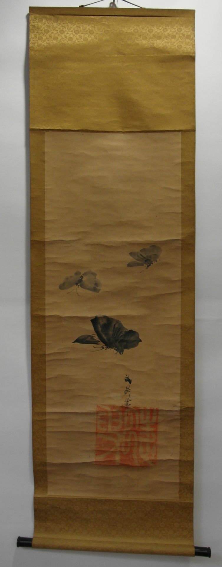 FOUR HANGING SCROLLS. Japan. 19th/20th c. Ink and colors on paper resp. silk. a) Butterflies. 109. - Bild 2 aus 5