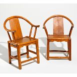 A PAIR OF SIMPLE HORSESHOE ARM CHAIRS. China. 19.-20. Jh. Wood, probably elm, partly bent. H.82cm,