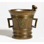 MÖRSER MIT MASKARON. DATIERT 1617. Bronze. H.18cm, ø18,5cm. Zustand B. Provenienz:Sammlung Horst