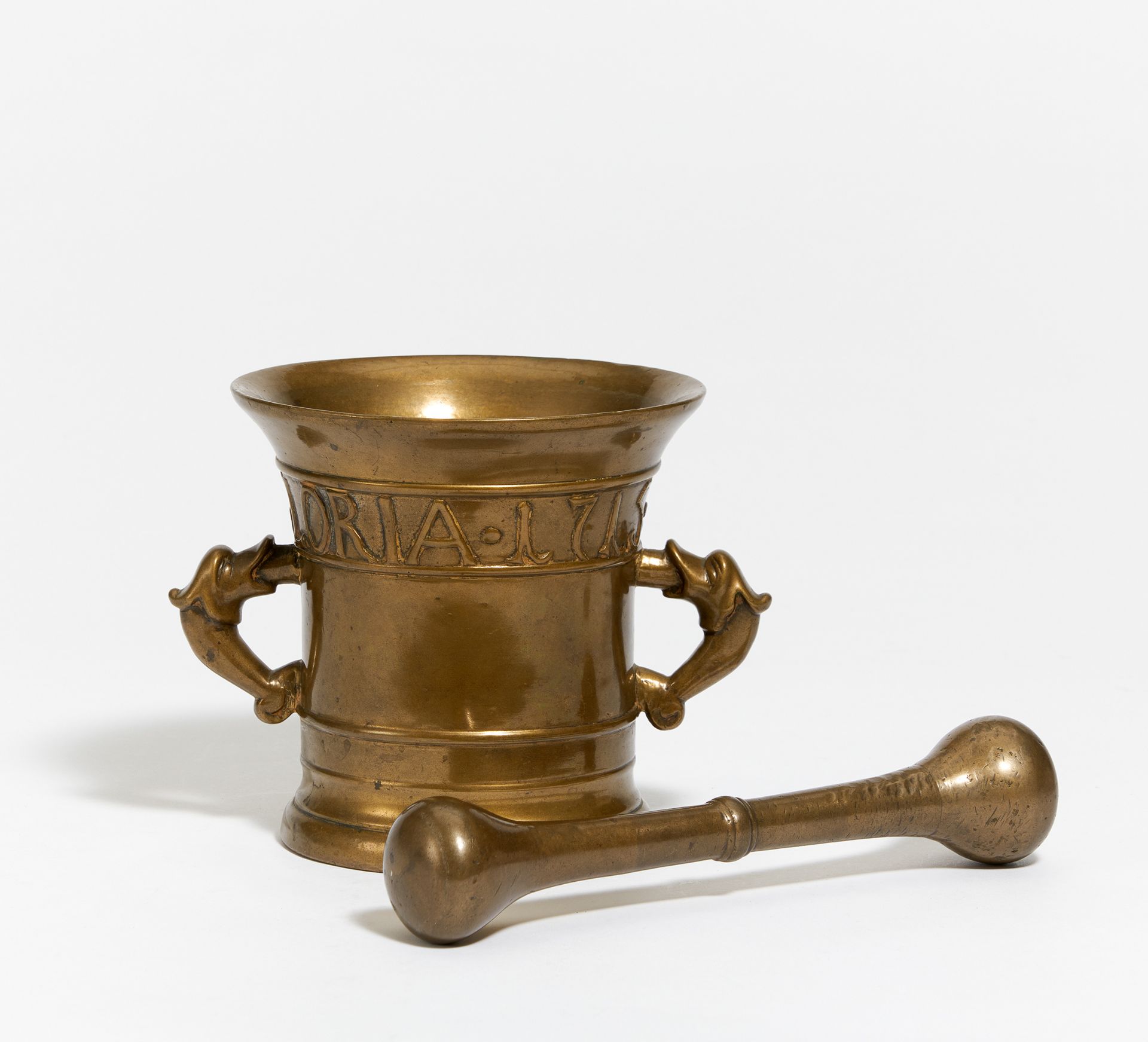 MÖRSER MIT PISTILL. Datiert 1715. Bronze. H.14, ø 14,5/ L. 22cm. Zustand B. Sonderregelungen Art &