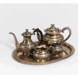 4-TEILIGES TEESERVICE. Wien. 1826. Silber. Einmal Holzhenkel. Bestehend aus:Kaffeekanne,